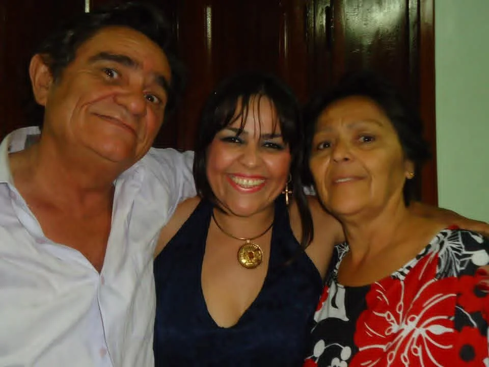 Tia Mila entre o pai, Milton, e a mãe, Ana Íris